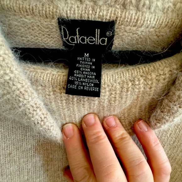 Gorgeous Vintage lambs wool and angora sweater - Picture 2 of 3